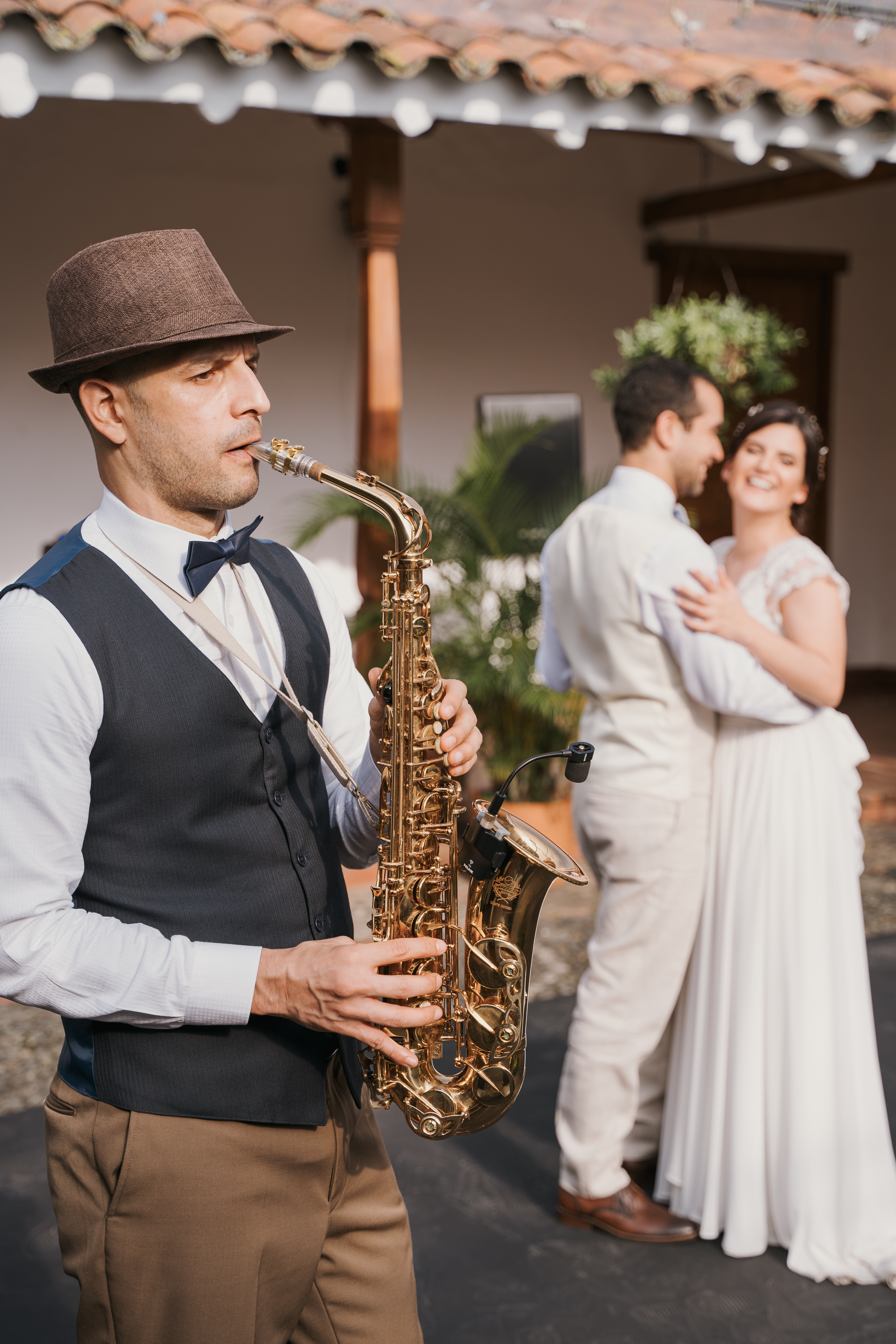 músico en boda con los novios